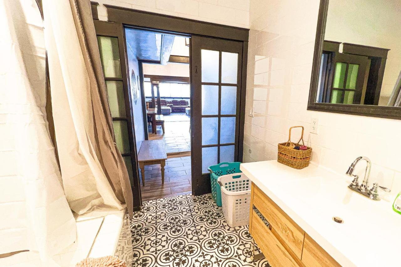 The Pub- 8Br Free Parking, Minutes From Falls & Casino Niagara Falls Exterior foto